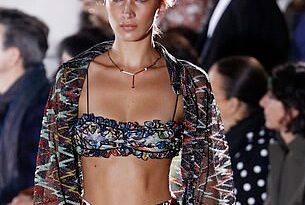 Bella Hadid khoe eo siêu thon trong show thời trang