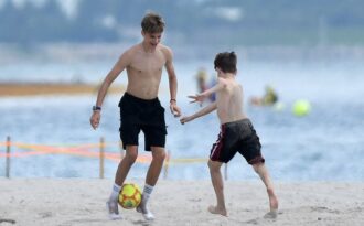 Các con của David Beckham đá bóng trên biển