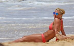 Britney Spears khoe dáng săn chắc khi tắm nắng bên biển