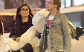 Macaulay Culkin đưa bạn gái mới đi Paris