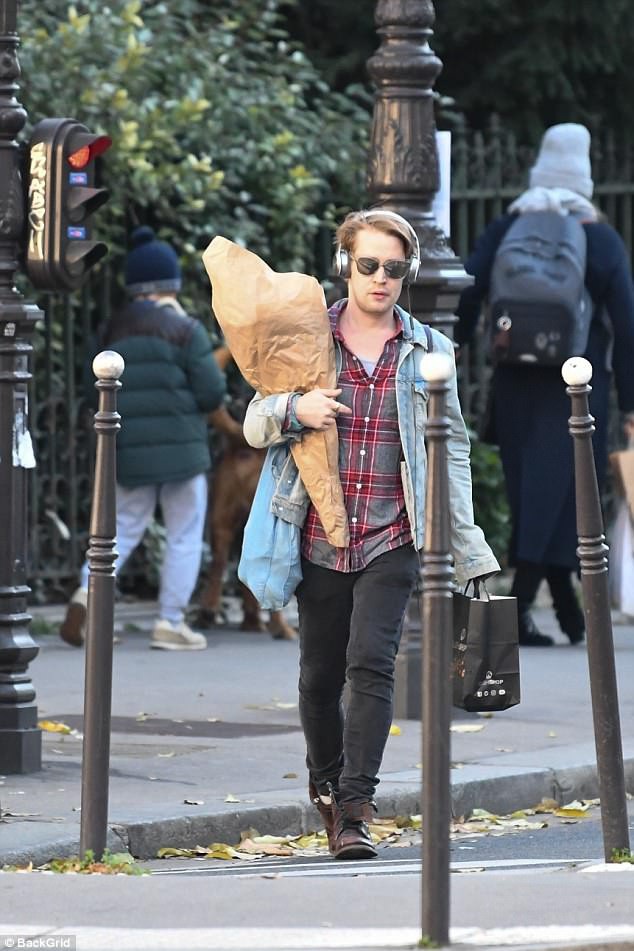  Macaulay Culkin thuê 1 căn hộ ở Paris trong những ngày gần đây 