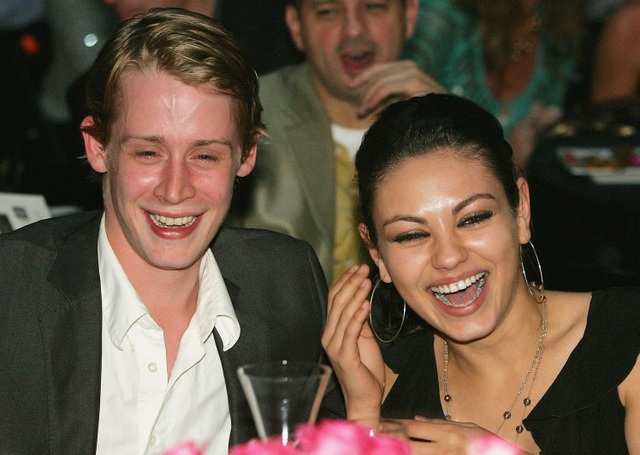  Trong quá khứ, Culkin từng hẹn hò nữ diễn viên nổi tiếng Mila Kunis từ năm 2002 - 2010 