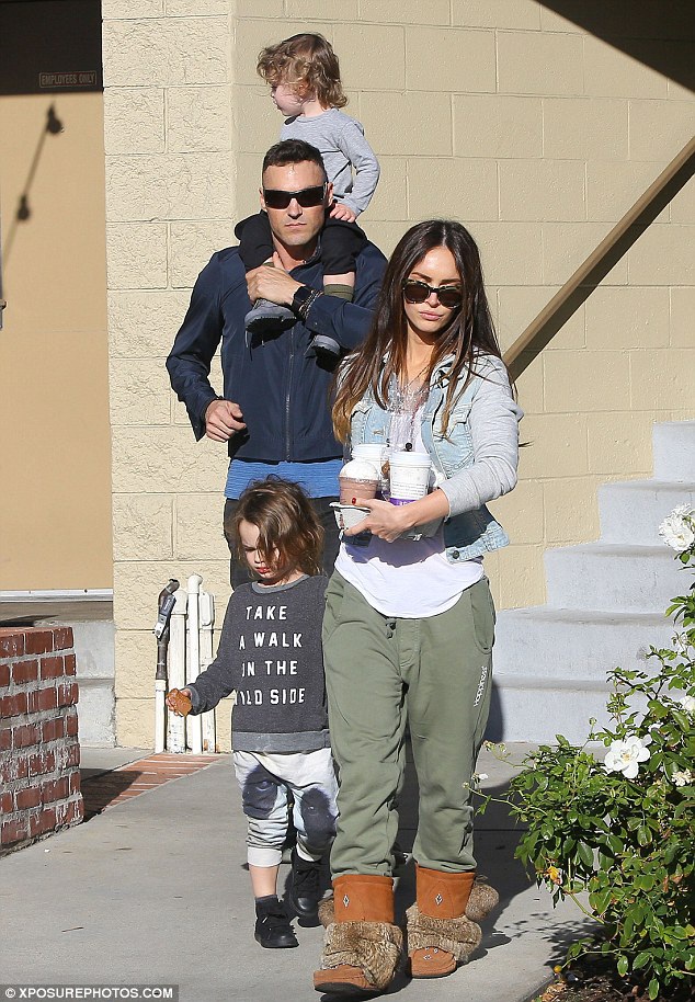  Kiều nữ Megan Fox thu hút sự chú ý của giới truyền thông khi xuất hiện trên đường phố Los Angeles cùng ông xã Brian Austin Green, ngày 13/4, một ngày sau khi cô xác nhận thông tin đang mang thai đứa con thứ ba. 
