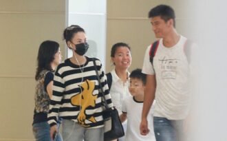 Trương Bá Chi xuất hiện tại sân bay cùng một người đàn ông trẻ đẹp