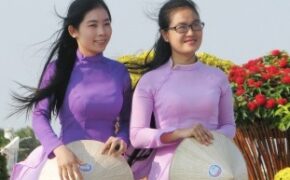 Duyên dáng nữ sinh Bạc Liêu ngày Thơ Việt Nam