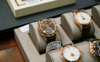 Những chiếc đồng hồ tiền tỷ giá ngang xe sang ở Hà Nội