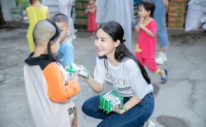 Quỳnh Anh cùng top 5 Hoa Hậu giản dị thăm các em nhỏ tại chùa Diêu Pháp