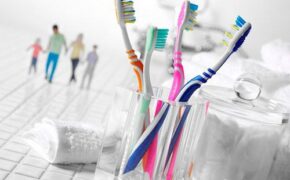 Hủy hoại răng miệng do dùng bàn chải đánh răng sai cách