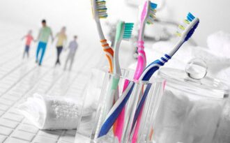 Hủy hoại răng miệng do dùng bàn chải đánh răng sai cách