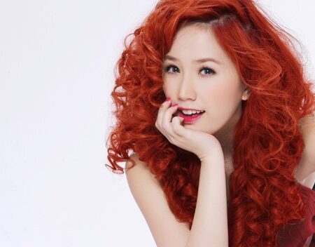 Bảo Thy tạo dáng với cung tên