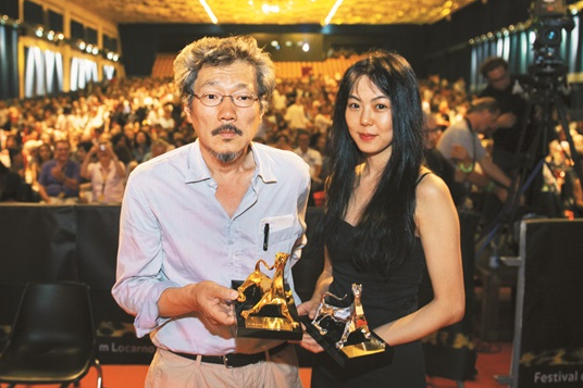  Mối quan hệ giữa Kim Min Hee và đạo diễn đã có gia đình, Hong Sang Soo, bị dư luận xứ Hàn chỉ trích nặng nề. 