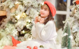 Ảnh Giáng sinh cực dễ thương của Bé Bống “Hoa hồng trên ngực trái”