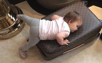 Cuộc sống xa hoa không tưởng của bé gái mới 16 tháng tuổi