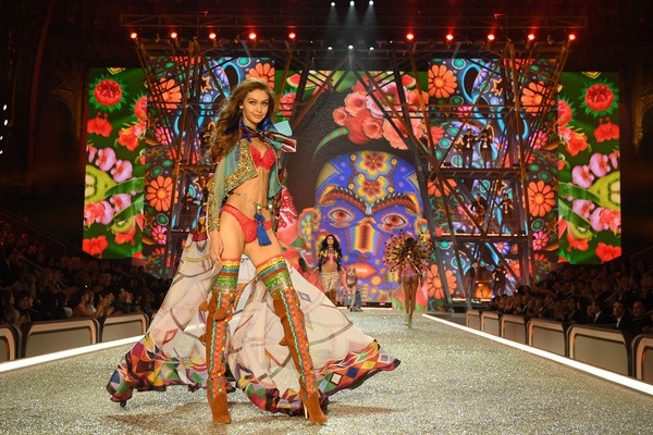  Victorias Secret Fashion Show ngập tràn màu sắc và được khán giả khen hết lời 