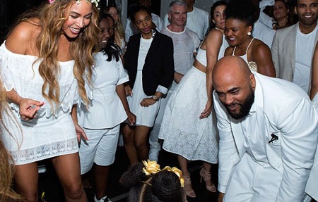 Beyonce đang động viên cô con gái 3 tuổi thể hiện khả năng khiêu vũ