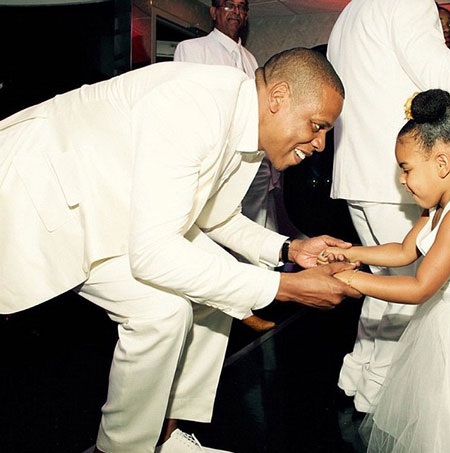 Hình ảnh ngọt ngào về bé Blue Ivy đang khiêu vũ cùng cha ruột, nhà sản xuất 45 tuổi Jay Z.