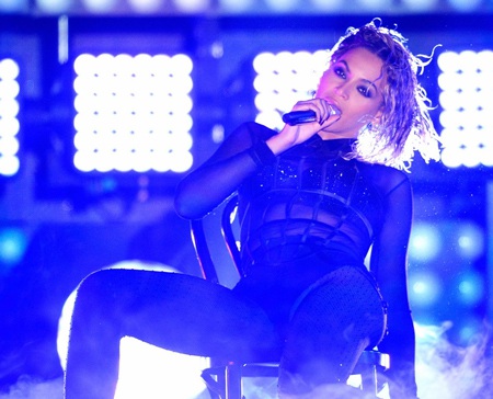 Gái một con Beyonce trông rất quyến rũ với đồ liền ren mỏng manh