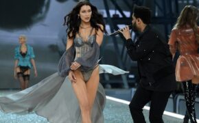 Siêu mẫu áo tắm tái ngộ bạn trai trên sàn catwalk