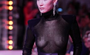 Bella Hadid “phô” trọn vòng một trên sàn catwalk