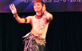 Ngỡ ngàng chàng trai nhảy bellydance cực dẻo