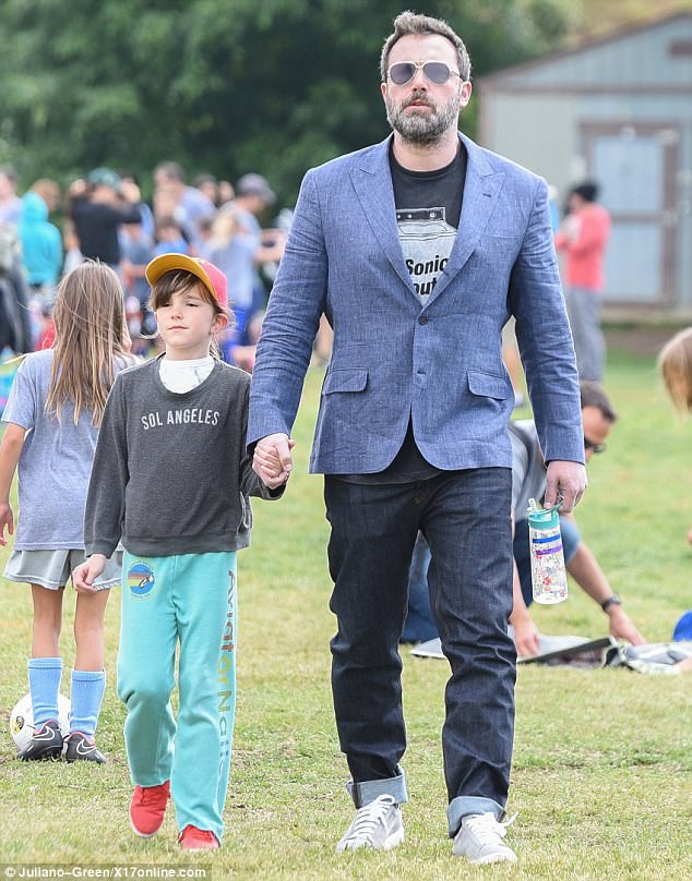  Ben Affleck đưa con gái Seraphina đi lễ nhà thờ hồi cuối tuần vừa rồi. 