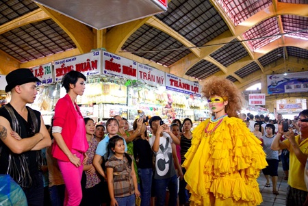 Thí sinh Next Top Model “náo loạn” chợ Bến Thành