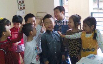 Nhóc sún Quốc Thái trở về trong vòng vây của bạn bè