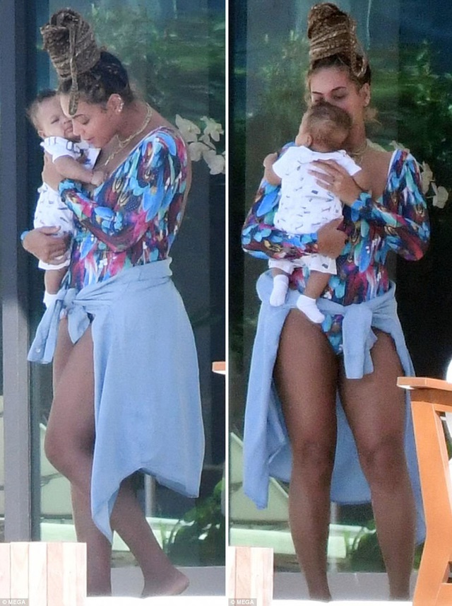  Beyonce và các con đang có mặt tại Miami để ủng hộ show diễn mới của Jay Z tại đây. Ba mẹ con cô không vắng mặt trong bất kỳ buổi diễn nào của rapper kiêm nhà sản xuất âm nhạc nổi tiếng. 