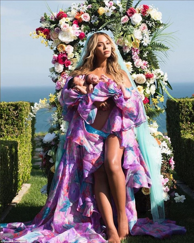  Beyonce Knowles khoe ảnh cặp sinh đôi một trai và một gái sau khi hai con chào đời cách đây không lâu. So với thời điểm này, hiện hai bé đã trưởng thành và thay đổi đáng kể. 