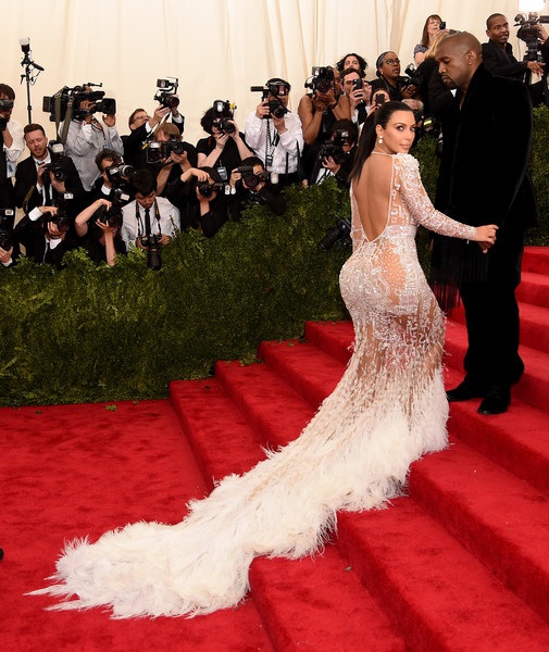 Tuy nhiên cô Kim bị chỉ trích là “nhái” váy Beyonce mặc dự Met gala năm 2012