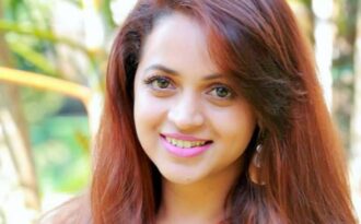 Sao bị cưỡng hiếp tập thể của Ấn Độ được khen là nữ anh hùng khi quay lại phim trường