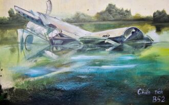 Ngõ nhỏ Hà Nội sống động với con đường bích họa xác ”pháo đài bay” B52