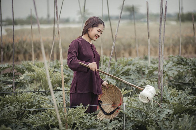  Nhiếp ảnh gia Đồng Văn Hùng, người thực hiện bộ ảnh này cho biết: “Bộ ảnh với những cảm xúc, khoảnh khắc giản dị đời thường của một cô gái thôn quê. Thế nên mọi thứ đều rất tự nhiên, không bị gò bó hay diễn”. 