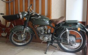 Bộ sưu tập xe cổ trị giá bạc tỷ hiếm có của dân chơi Hà Nội