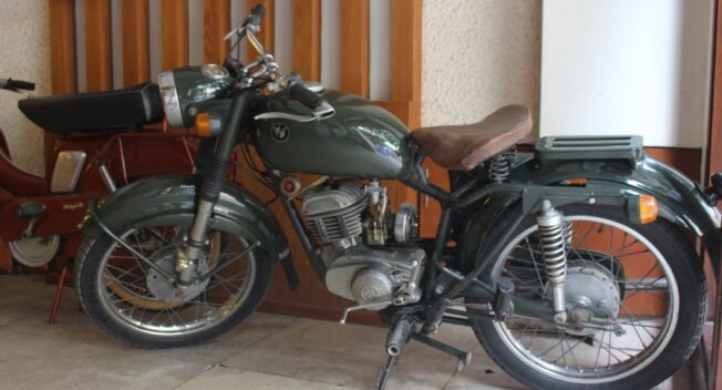 Bộ sưu tập xe cổ trị giá bạc tỷ hiếm có của dân chơi Hà Nội