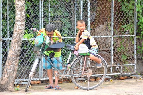  Giờ nghỉ ngơi ngắn ngủi của hai cha con bán vé số mưu sinh 