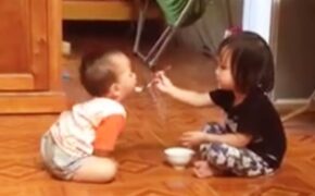Clip bé 3 tuổi bón cho em ăn cực đáng yêu