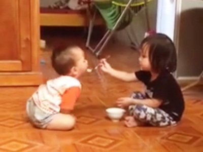 Clip bé 3 tuổi bón cho em ăn cực đáng yêu