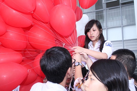 Hàng trăm quả bóng bay được tập kết tại sân trường sau tiết học cuối của khối 12