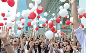 Rợp trời bóng bay gửi ước mơ đỗ ĐH của học sinh Ams
