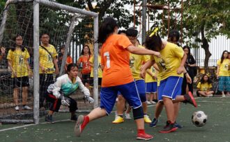 Nữ sinh Chu Văn An thi tài đá bóng máu lửa