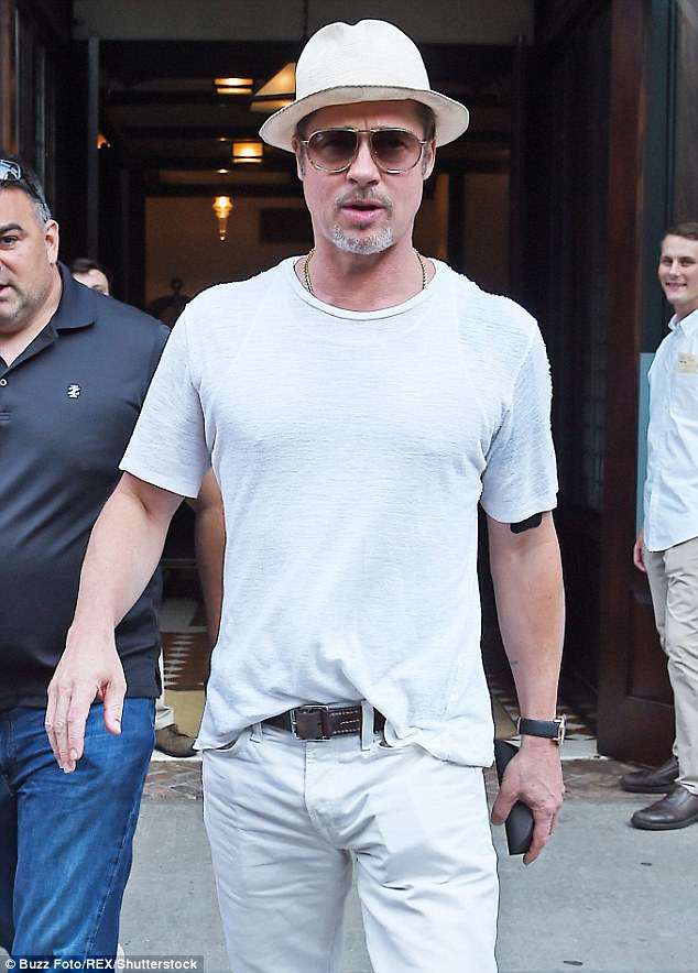  Brad Pitt đã qua đêm tại nhà bạn gái vài lần và nắm giữ chìa khóa căn hộ của cô. 