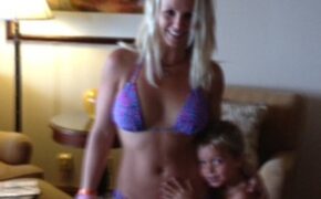 Britney Spears thon thả và tươi tắn bên các con