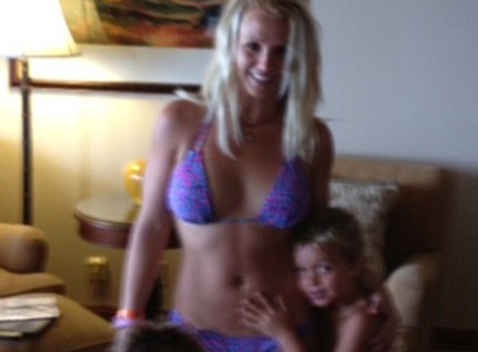 Britney Spears thon thả và tươi tắn bên các con
