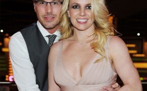Britney Spears chia tay hôn phu