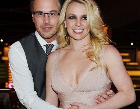 Britney Spears chia tay hôn phu