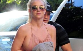 Britney Spears lại quên “áo chíp” khi ra phố