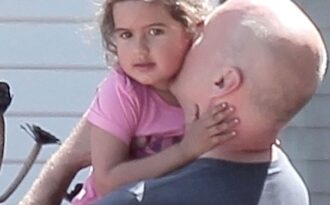 Sao Hollywood – 60 tuổi vẫn chăm con nhỏ rất khéo