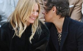 Harry Styles và Sienna Miller thân mật khi đi xem thời trang