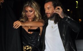 Mặc áo hở bạo, Chloe Sims bị “lộ hàng”